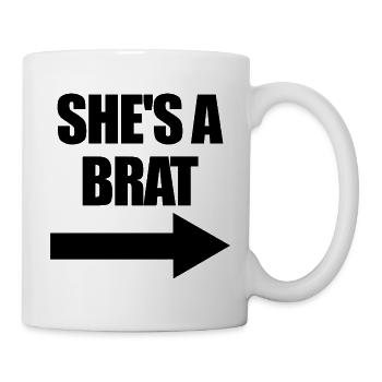Sie ist ein verzogenes Gör – Lustiges Partner-Outf - Tasse - Weiß - Rechts