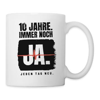 10 Jahre – immer noch Ja - Tasse - Weiß - Rechts