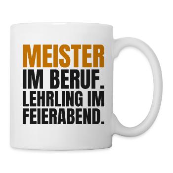 Meister im Beruf. Lehrling im Feierabend - Tasse - Weiß - Rechts