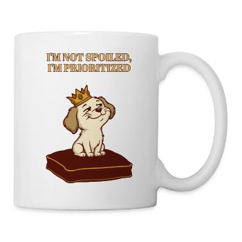 Nicht verwöhnt, sondern nur den lustigen Hund priorisiert - Tasse - Weiß - Rechts