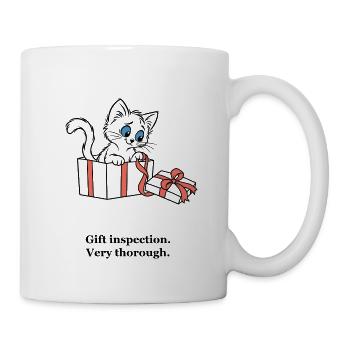 Weihnachtskätzchen inspiziert eine Geschenkbox - Tasse - Weiß - Rechts