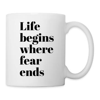 Das Leben beginnt, wo Angst endet – motivierende Phrasen - Tasse - Weiß - Rechts