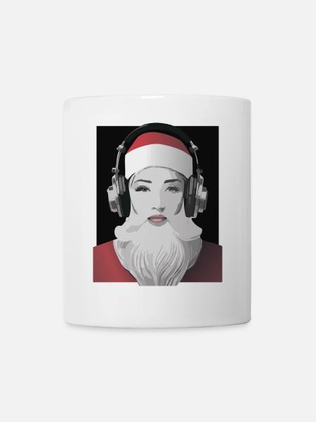 Weihnachtliche Beats - Frau im Weihnachtsmann-Look - Tasse - Weiß
