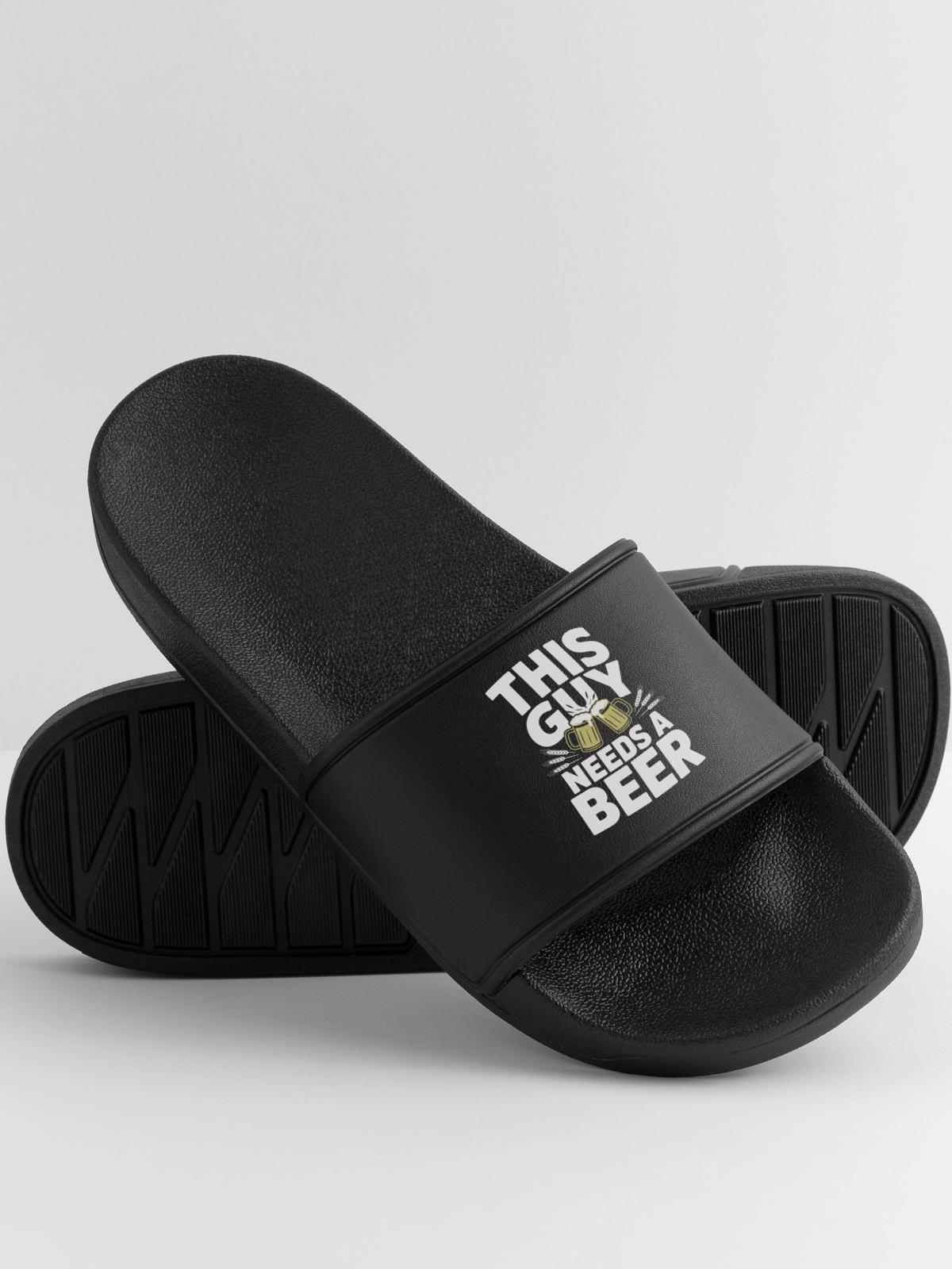 This Guy Needs a Beer - Männer Badelatschen - Schwarz - Vorne