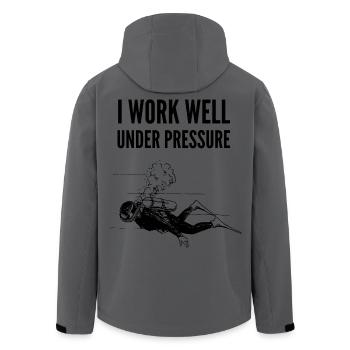 Ich arbeite gut unter Druck – Scuba Diver Gift - Recycelte Männer Softshell-Jacke von Stanley/Stella - Anthrazit - Hinten - AI Model Male 185 light (185cm)