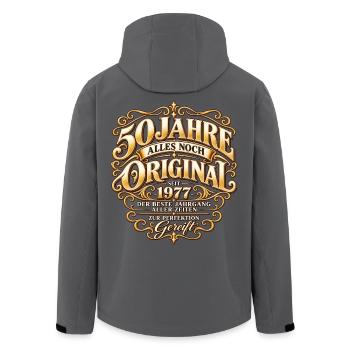 50 Jahre gereift – Jahrgang 1977 Vintage Design - Recycelte Männer Softshell-Jacke von Stanley/Stella - Anthrazit - Hinten - AI Model Male 185 light (185cm)