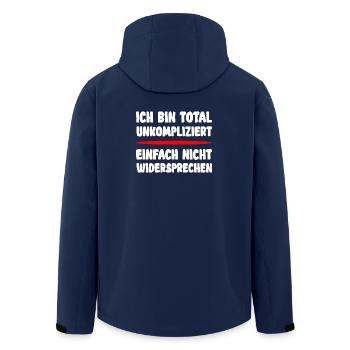 Ich bin total unkompliziert Spruch - Recycelte Männer Softshell-Jacke von Stanley/Stella - Navy - Hinten - AI Model Male 185 light (185cm)
