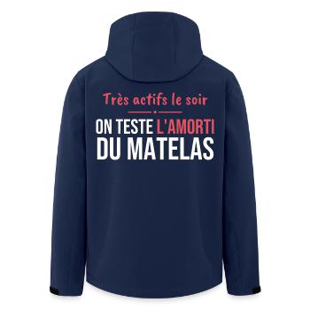 Sehr aktiv am Abend humorvolles ungezogenes Paar - Recycelte Männer Softshell-Jacke von Stanley/Stella - Navy - Hinten - AI Model Male 185 light (185cm)