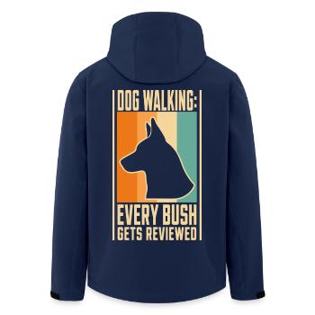 Gassi-Humor – Dog Walking Every Bush Gets Reviewed - Recycelte Männer Softshell-Jacke von Stanley/Stella - Navy - Hinten - AI Model Male 185 light (185cm)