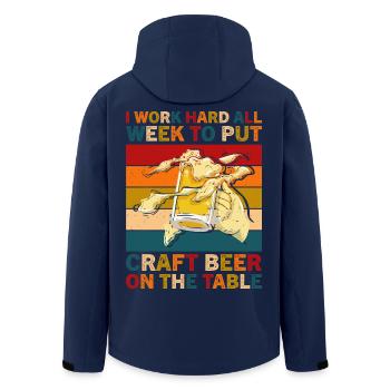 Craft Beer am Tisch Retro-Motiv - Recycelte Männer Softshell-Jacke von Stanley/Stella - Navy - Hinten - AI Model Male 185 light (185cm)
