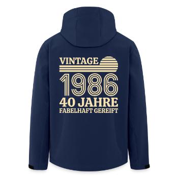 Vintage 1986 40. Geburtstag fabelhaft gereift - Recycelte Männer Softshell-Jacke von Stanley/Stella - Navy - Hinten - AI Model Male 185 light (185cm)