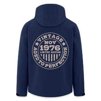 Vintage November 1976 Limited Edition Circle - Recycelte Männer Softshell-Jacke von Stanley/Stella - Navy - Hinten - AI Model Male 185 light (185cm)