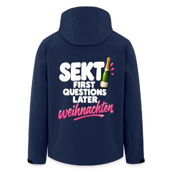 Sekt First Questions Later lustig Sektliebhaber - Recycelte Männer Softshell-Jacke von Stanley/Stella - Navy - Hinten - AI Model Male 185 light (185cm)