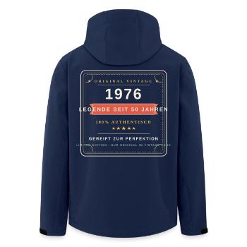 1976 Vintage Legende - 50 Jahre Perfektion - Recycelte Männer Softshell-Jacke von Stanley/Stella - Navy - Hinten - AI Model Male 185 light (185cm)