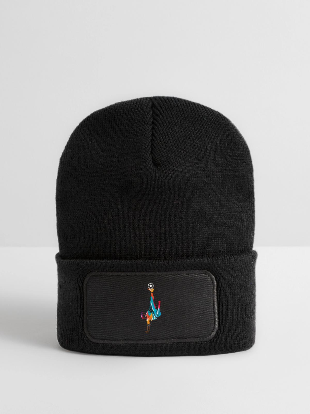 Kreativer Freestyle Fußballkick - Recycelte Patch Beanie - Schwarz - Vorne