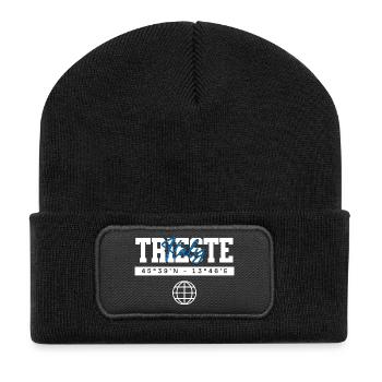 Triest Italien Koordinaten Reise Souvenir - Recycelte Patch Beanie - Schwarz - Vorne