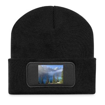 Bergsee im Nebelwald - Recycelte Patch Beanie - Schwarz - Vorne