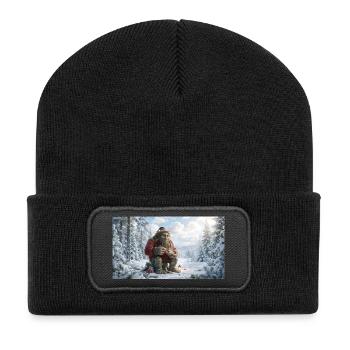 Winter Yeti am Feuer im Schneeland - Recycelte Patch Beanie - Schwarz - Vorne