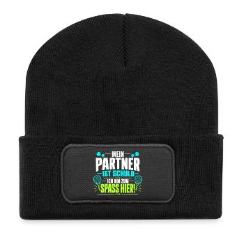 Mein Partner ist schuld ich bin zum Spaß hier - Recycelte Patch Beanie - Schwarz - Vorne