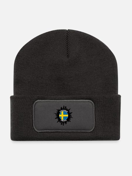 Stockholm Skyline Schweden Flagge Reisesouvenir - Recycelte Patch Beanie - Dunkelgrau