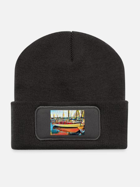Segelboot am Ponton - Recycelte Patch Beanie - Dunkelgrau