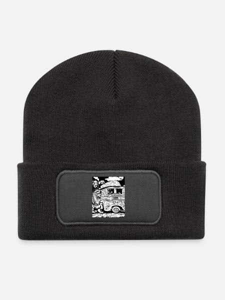 Löwe in Schwarz-Weiß um einen Wohnwagen - Recycelte Patch Beanie - Dunkelgrau