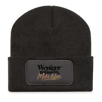Weniger müssen Mehr leben – Statement Design - Recycelte Patch Beanie - Dunkelgrau - Vorne