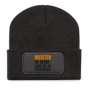 Meister im Beruf. Lehrling im Feierabend - Recycelte Patch Beanie - Dunkelgrau - Vorne