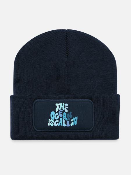 Der Ozean ruft – Wellen-Typografie in Blau - Recycelte Patch Beanie - French Navy