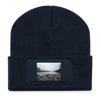 Nebliger Bergsee Waldlandschaft - Recycelte Patch Beanie - French Navy - Vorne