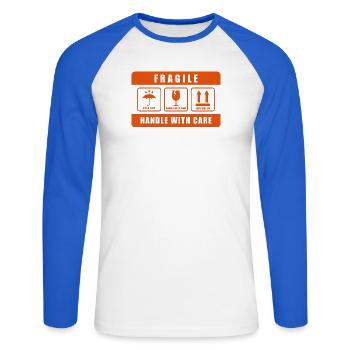 Fragile Handle with Care Versandetikett - Unisex Baseballshirt langarm - Weiß/Royalblau - Vorne - Nik (191cm)