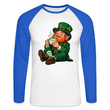 Leprechaun mit Matcha Latte – Irischer Glückszaube - Unisex Baseballshirt langarm - Weiß/Royalblau - Vorne - Nik (191cm)