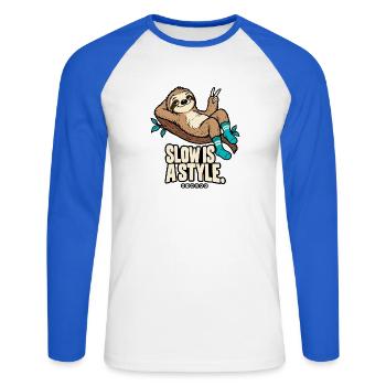 Slow Is a Style – Entspanntes Faultier | ODDROO - Unisex Baseballshirt langarm - Weiß/Royalblau - Vorne - Nik (191cm)