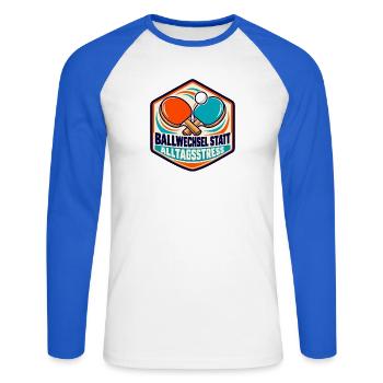 Tischtennis – Ballwechsel statt Alltagsstress - Unisex Baseballshirt langarm - Weiß/Royalblau - Vorne - Nik (191cm)