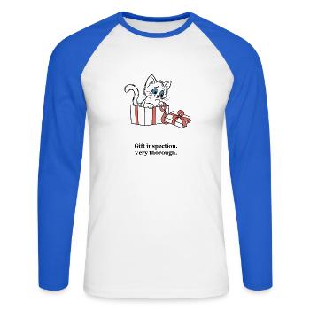 Weihnachtskätzchen inspiziert eine Geschenkbox - Unisex Baseballshirt langarm - Weiß/Royalblau - Vorne - Nik (191cm)