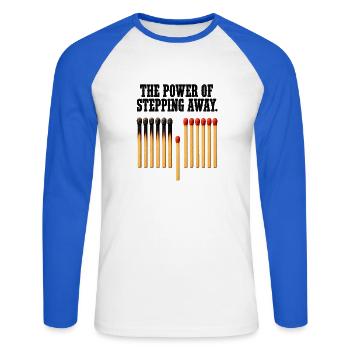 The Power of Stepping Away – Burnout & Achtsamkeit - Unisex Baseballshirt langarm - Weiß/Royalblau - Vorne - Nik (191cm)