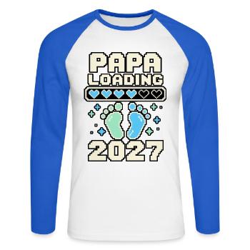 Papa Loading 2027 – Pixelherzen und Babyfüße - Unisex Baseballshirt langarm - Weiß/Royalblau - Vorne - Nik (191cm)