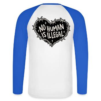 No Human Is Illegal - Unisex Baseballshirt langarm - Weiß/Royalblau - Hinten - Nik (191cm)