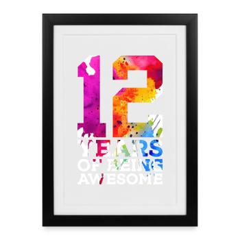 12 ANS D’ÊTRE GÉNIAL 12E ANNIVERSAIRE - Affiche encadrée (27 × 37 cm) - noir - Devant