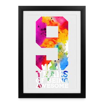 9 ANS D’ÊTRE GÉNIAL 9E ANNIVERSAIRE - Affiche encadrée (27 × 37 cm) - noir - Devant