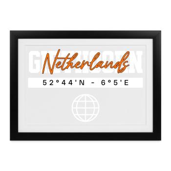 Giethoorn Niederlande Koordinaten Reise Souvenir - Gerahmtes Poster (37 × 27 cm) - Schwarz - Vorne