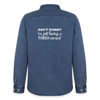 Keine Sorge, ich habe gerade einen Parkinson-Moment - Männer Jeanshemd Organic von Stanley/Stella - verwaschenes Mittelblau  - Hinten - AI Model Male 185 light (185cm)