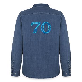 70. 70 ANS. 70e ANNIVERSAIRE. ANNIVERSAIRE 70 ANS. - Chemise en denim homme bio Stanley/Stella - bleu moyen délavé  - Dos - AI Model Male 185 light (185cm)