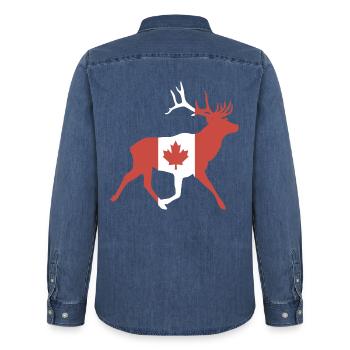 Hirsch mit kanadischer Flagge - Männer Jeanshemd Organic von Stanley/Stella - verwaschenes Mittelblau  - Hinten - AI Model Male 185 light (185cm)