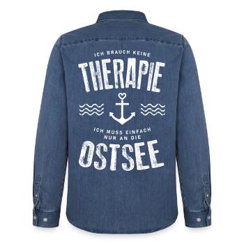 Ich brauch keine Therapie ich muss an die Ostsee - Männer Jeanshemd Organic von Stanley/Stella - verwaschenes Mittelblau  - Hinten - AI Model Male 185 light (185cm)