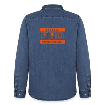 Fragile Handle with Care Versandetikett - Männer Jeanshemd Organic von Stanley/Stella - verwaschenes Mittelblau  - Hinten - AI Model Male 185 light (185cm)