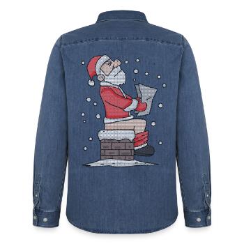Weihnachtsmann sitzt auf dem Kamin lustig - Männer Jeanshemd Organic von Stanley/Stella - verwaschenes Mittelblau  - Hinten - AI Model Male 185 light (185cm)