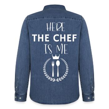 Küchenschürze hier der Küchenchef uns - Männer Jeanshemd Organic von Stanley/Stella - verwaschenes Mittelblau  - Hinten - AI Model Male 185 light (185cm)