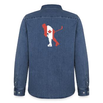 Hockeyspieler Kanada Flagge - Männer Jeanshemd Organic von Stanley/Stella - verwaschenes Mittelblau  - Hinten - AI Model Male 185 light (185cm)