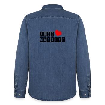 FRISCH VERHEIRATET. ICH LIEBE DICH. ICH LIEBE DICH. LIEBE. LIEBE. - Männer Jeanshemd Organic von Stanley/Stella - verwaschenes Mittelblau  - Hinten - AI Model Male 185 light (185cm)